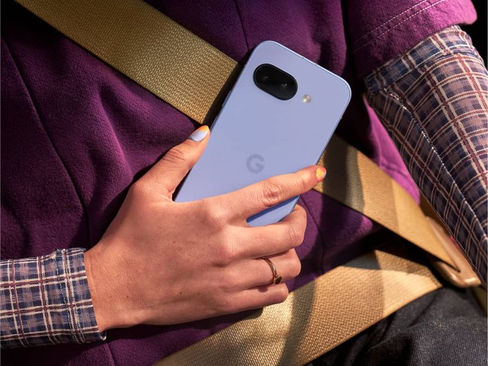 Смартфон Pixel 9a в руке пользователя Смартфон Pixel 9a в руке пользователя