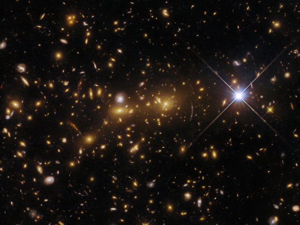 Фото: ESA/Hubble & NASA, H. Ebeling