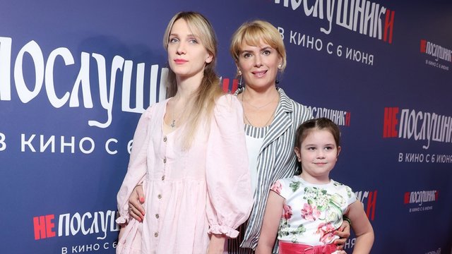 Мария Порошина с дочками на премьере фильма«Непослушники»