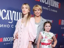 Мария Порошина с дочками на премьере фильма«Непослушники»