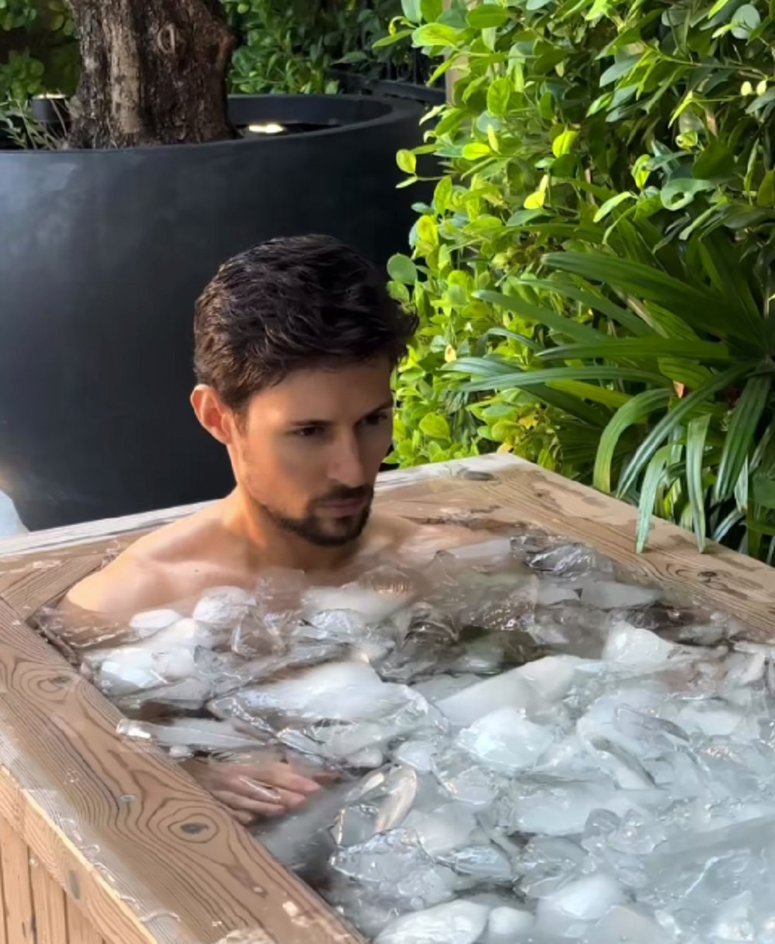 Павел Дуров в ледяной ванне
