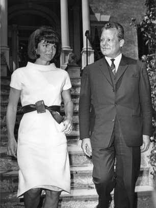 Slide image for gallery: 14873 | Жаклин Кеннеди, супруга президента США Джона Кеннеди. Она выросла в строгой, но богатой семье: ей не позволялось носить современную одежду, поэтому она полюбила роскошную классику.