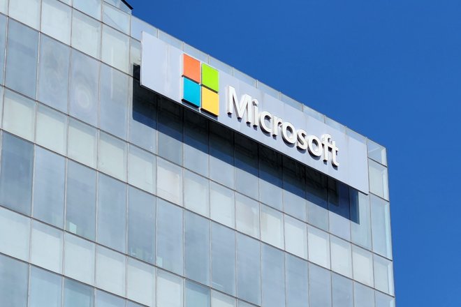 Логотип Microsoft на одном из зданий компании