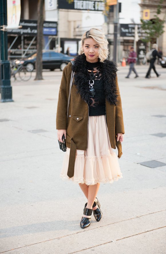 Классический образ жительницы Торонто — пальто спокойного цвета, юбка чтуь ниже колена и обувь на массивном каблуке