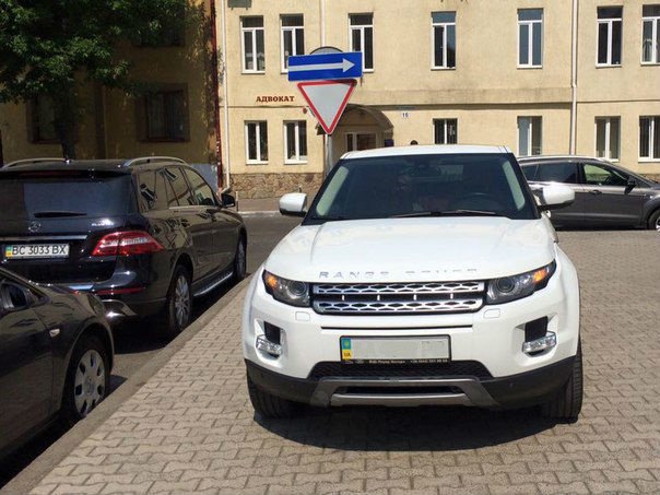 Телеведущая припарковала свой Range Rover на тротуаре, за что сразу же попала в "позорный" список в интернете