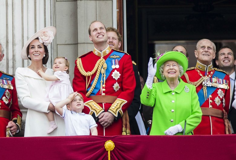 Кейт Миддлтон с принцессой Шарлоттой и принцем Джорджем, принц Уильям, принц Гарри, королева Елизавета II и принц Филипп смотрят авиа-шоу