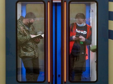 slide image for gallery: 26666 | Масочный режим в московском метро(c)