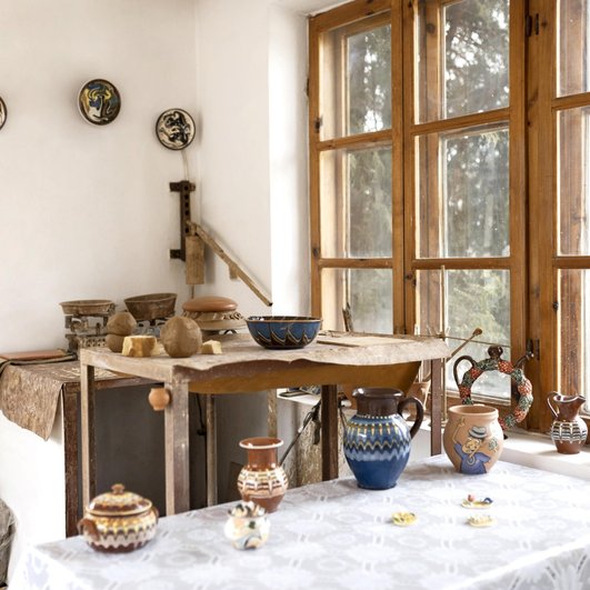 Кухня в стиле кантри со столом на фоне окна