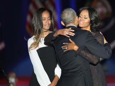Slide image for gallery: 7236 | Барак и Мишель Обама с дочкой Малией