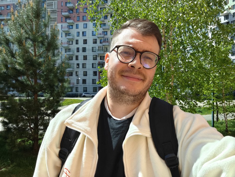 Селфи молодого человека в очках на улице Селфи молодого человека в очках на улице