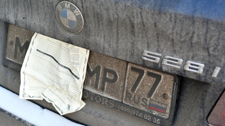 slide image for gallery: 27826 | Припаркованные на улицах Москвы автомобили с умышленно скрытыми государственными регистрационными номерами