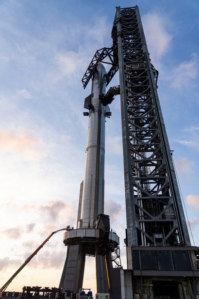 Starship уже установлена на стартовой площадке Starbase в Южном Техасе. Фото: SpaceX / Twitter