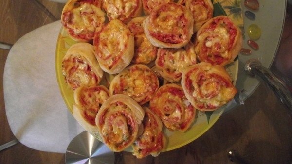 Пицца из слоеного дрожжевого теста в духовке: быстрый и вкусный рецепт на каждый день