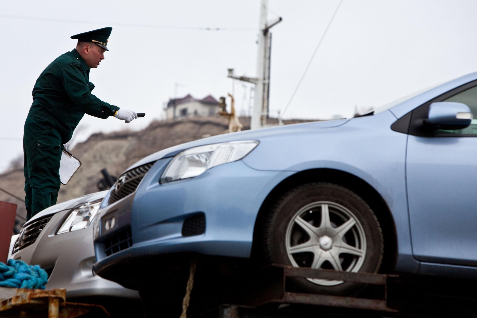 Зеркальные меры: Казахстан запретил ввоз праворульных автомобилей