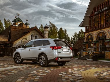 slide image for gallery: 25087 | Mitsubishi Outlander