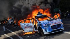 Роботакси Waymo горят во время акции протеста против федеральных иммиграционных зачистек в центре Лос-Анджелеса, Калифорния, США, 8 июня 2025 года