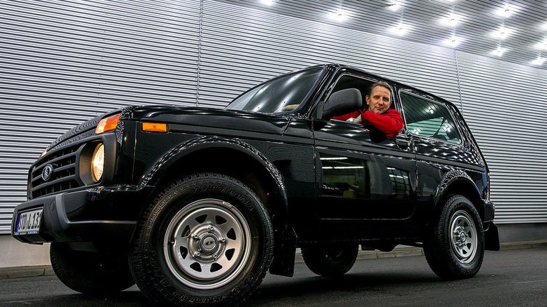 slide image for gallery: 22200 | Lada 4x4