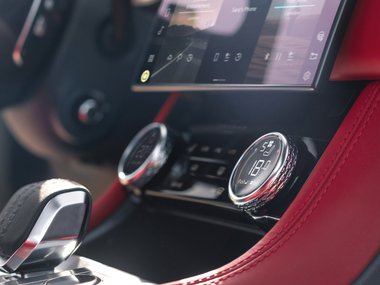 slide image for gallery: 26574 | Jaguar F-Pace