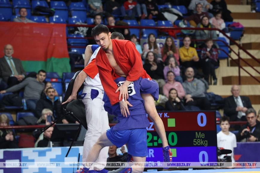 Белорусские самбисты выиграли восемь золотых медалей на старте международного турнира в Минске