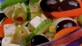 Рецепт Греческого салата с сыром Фетакса и маслинами