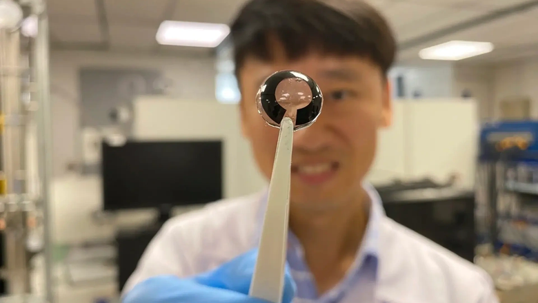 Профессор Ли Сок У с контактной линзой, оснащенной аккумулятором-прототипом. Фото: Nanyang Technological University