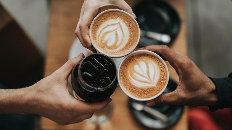 1. Помогает худеть
Кофеин – не только основной компонент кофе, но и вещество, входящее в состав многих жиросжигающих пищевых добавок. Результаты некоторых научных исследований указывают на то, что кофе действительно может быть полезен для худеющих.