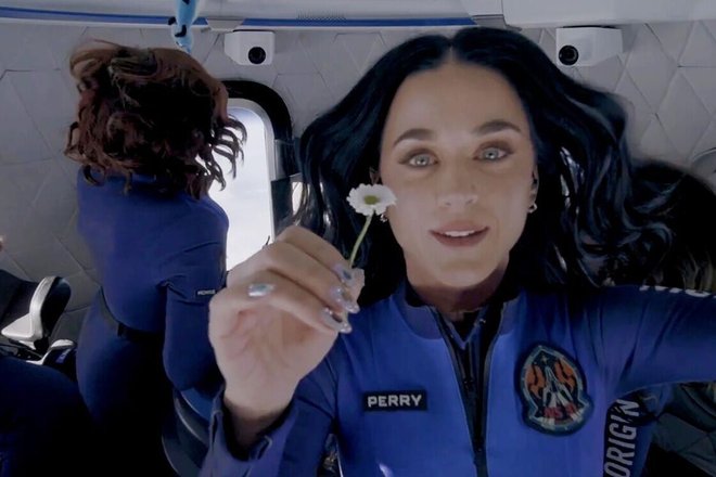 Певица Кэти Перри во время космического полета на New Shepard Певица Кэти Перри во время космического полета на New Shepard