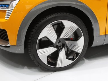 slide image for gallery: 19728 | Audi h-tron quattro