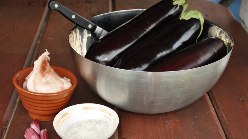 Баклажаны, помытые для приготовления вкусного салата по простому рецепту. 