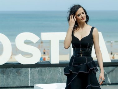 Ева Грин позирует в асимметричном платье на набережной в Испании