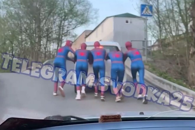 Во Владивостоке на видео попало, как «Человек-паук» спасал автомобиль Во Владивостоке на видео попало, как «Человек-паук» спасал автомобиль