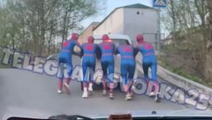 Во Владивостоке на видео попало, как «Человек-паук» спасал автомобиль