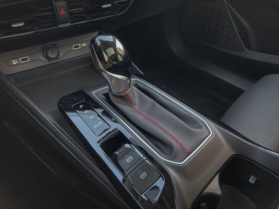 Спортивный характер моделей MG подчеркивает кнопка Super Sport на руле.