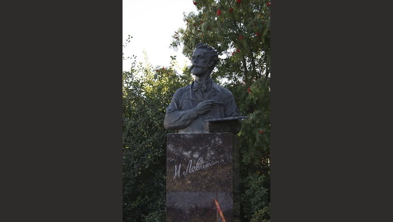 Памятник Левитану в Плесе необходимо увидеть, совершая круиз по Волге.