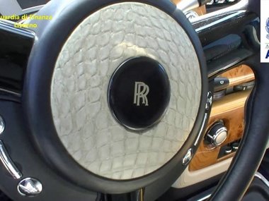 slide image for gallery: 28019 | Rolls-Royce из России арестовали из-за кожи крокодила