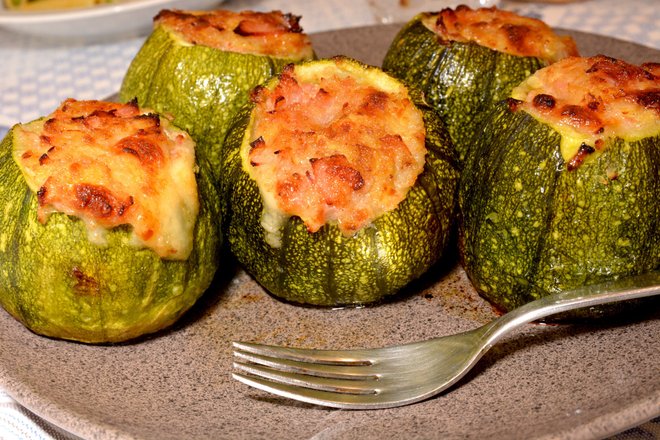 Фаршированные кабачки с ветчиной и сыром