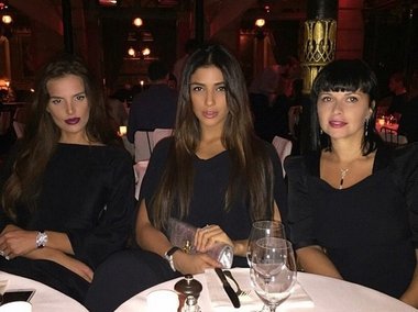 Slide image for gallery: 4548 | Комментарий «Леди Mail.Ru»: Девушки большой компанией гуляли по Парижу и ужинали в дорогих ресторанах