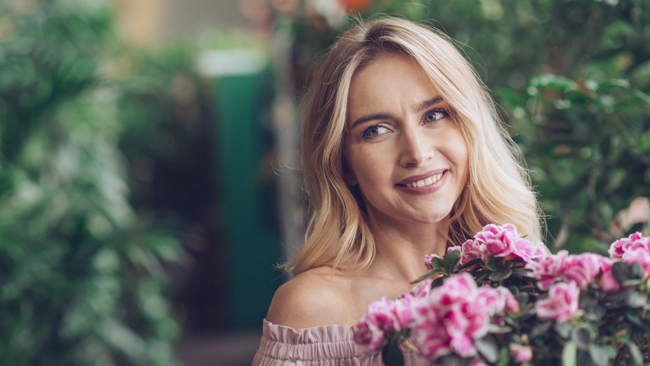 Девушка Близнецы с розовыми цветами Девушка Близнецы с розовыми цветами