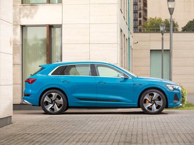 slide image for gallery: 26566 | Audi e-tron статика