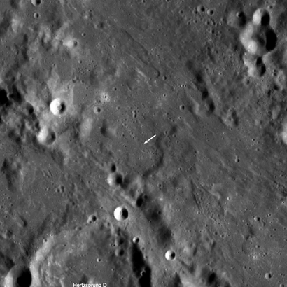 В результате столкновения образовался двойной кратер общей шириной примерно 28 метров. На фото слева он не виден, но его местоположение указано белой стрелкой. Фото справа увеличено в 3 раза, на нем кратер можно рассмотреть. Источник: NASA