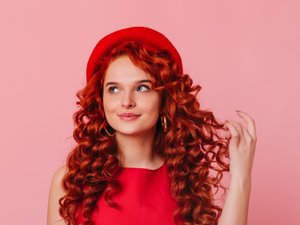 Девушка с красными волосами, укладка, кудри