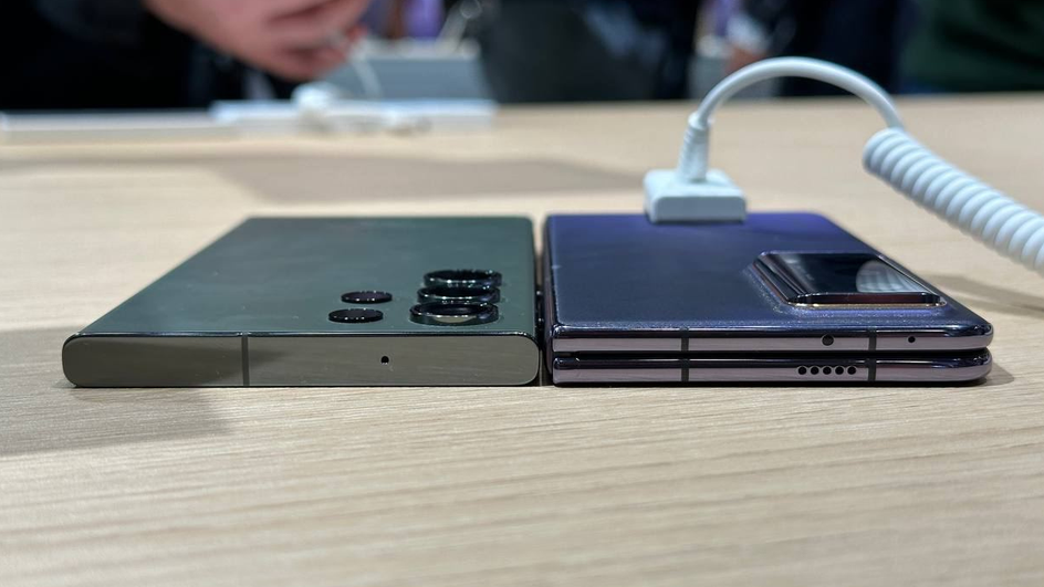 Сравните толщину с обычным смартфоном Galaxy S23 Ultra (слева)