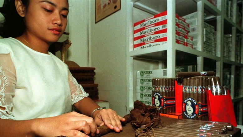 После публикации доклада спецпрокурора Кеннета Старра сразу несколько фирм начали выпускать сигары, в названии которых было слово «Моника». Это был далеко не самый пошлый сувенир, связанный со скандалом Клинтон-Левински