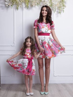 Slide image for gallery: 3983 | Комментарий «Леди Mail.Ru»: Андре Тан создал коллекцию одинаковых платьев для мам и дочек