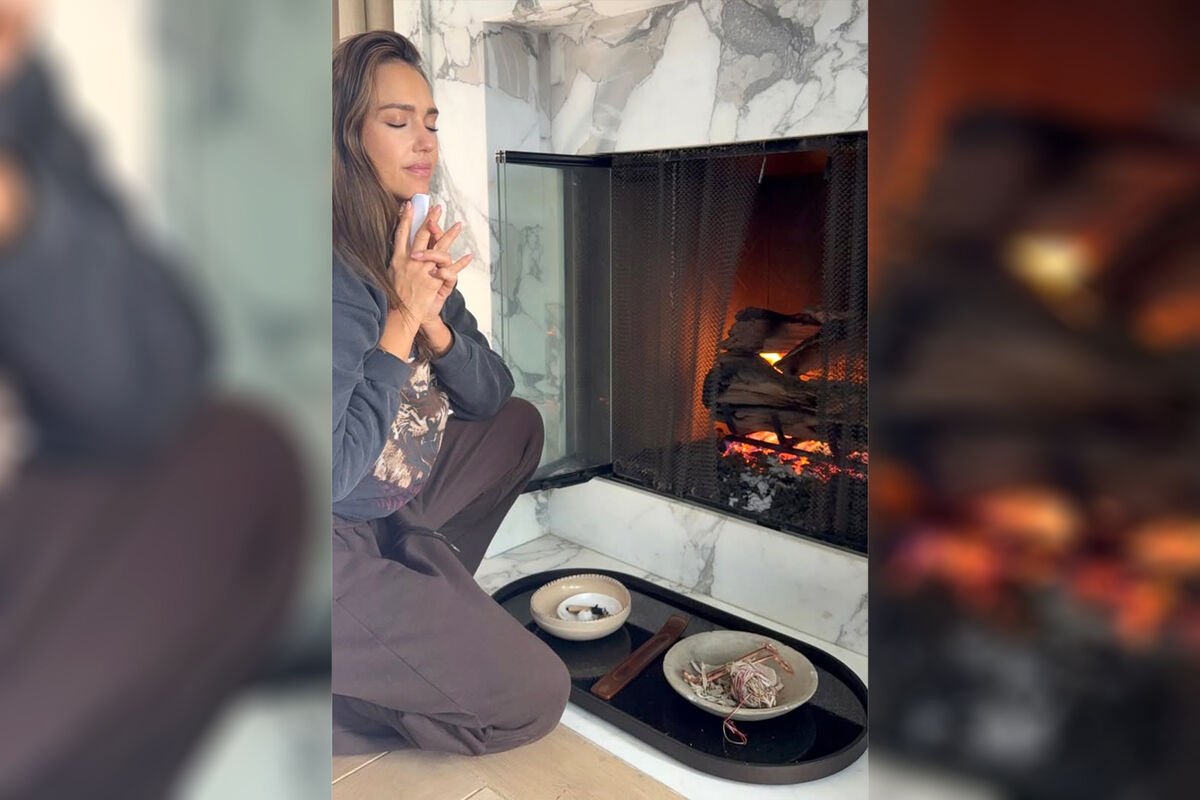 Джессика Альба с травами у камина встретила «Кровавую» Луну Джессика Альба с травами у камина встретила «Кровавую» Луну