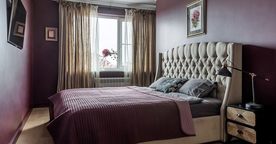 Черная гостиная и бордовая спальня: необычный интерьер таунхауса 150 кв. м