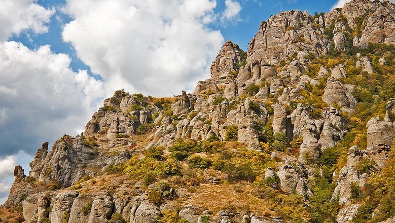 Отвесные скалы на горе Демерджи.