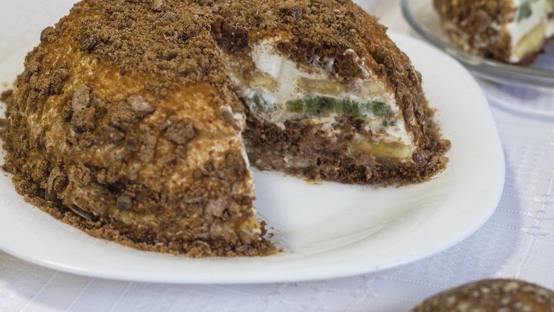 Торт из печенья со сметаной, киви и бананом без выпечки