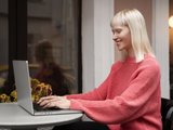 Девушка с ноутбуком Девушка с ноутбуком