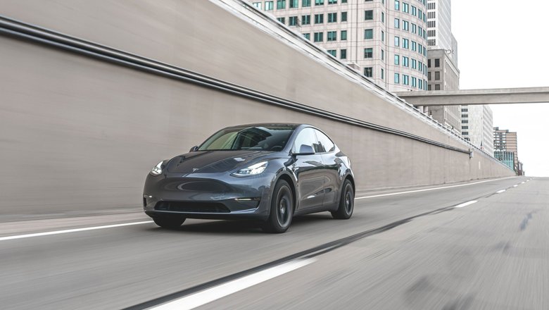 Кроссовер Tesla Model Y в представлении не нуждается: бестселлер Илона Маска привлекает выдающейся динамикой, предсказуемым запасом хода и ликвидностью.